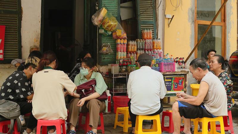 Người Hà Nội thưởng thức trà và cùng trò chuyện