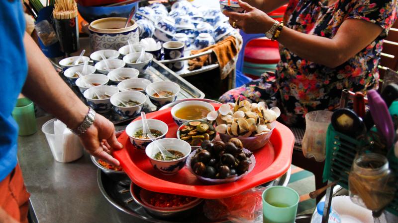Những quán bán ốc nóng nghi ngút khói