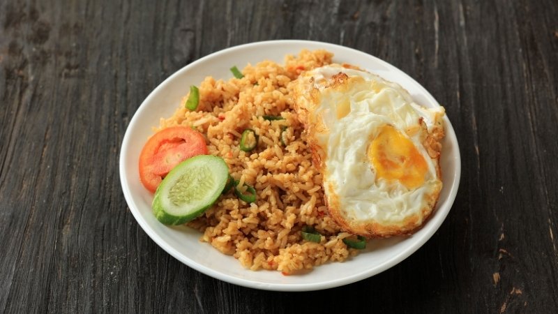 Thưởng thức món cơm lười trứng ốp la sốt Thái