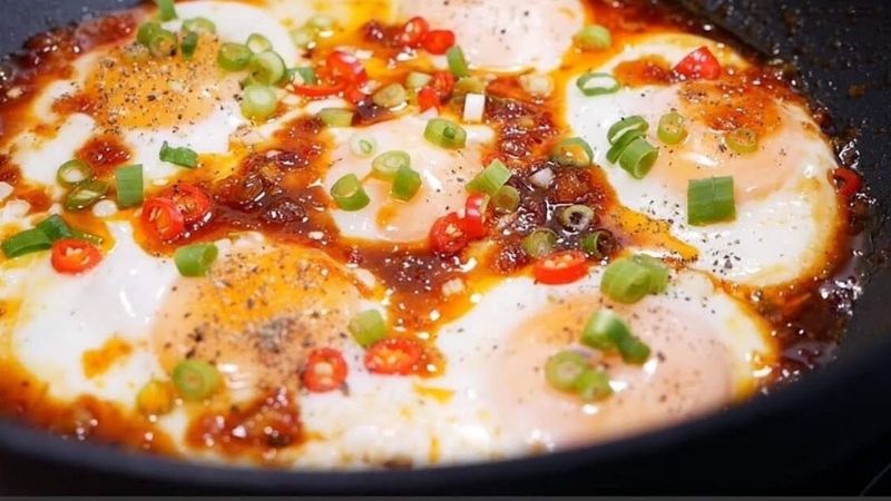 cơm lười trứng ốp la sốt Thái