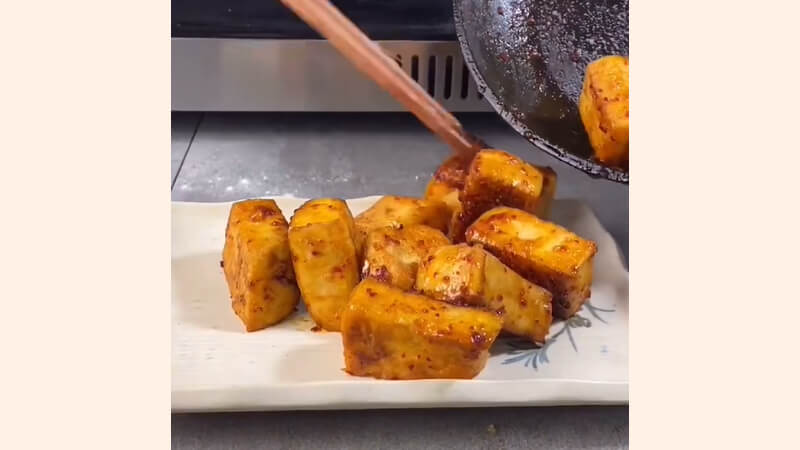 Thành phẩm món đậu hũ sốt nước tương ăn kèm cơm