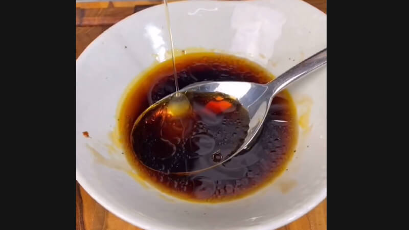 Pha hỗn hợp nước sốt đậu hũ