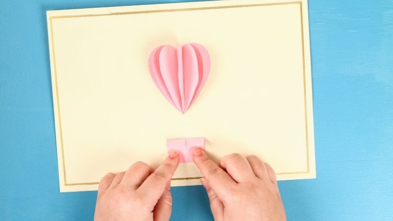 Bạn có thể tự làm thiệp 20/10 handmade đơn giản tại nhà để gửi gắm lời chúc yêu thương Bạn có thể tự làm thiệp 20/10 handmade đơn giản tại nhà để gửi gắm lời chúc yêu thương