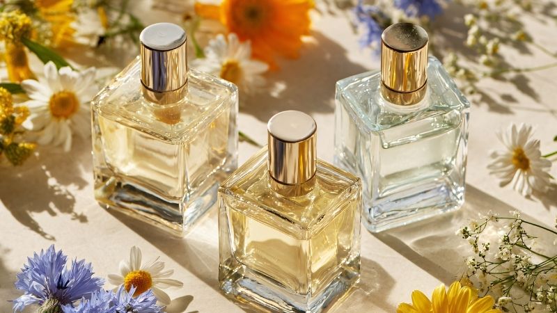 Nước hoa tôn lên phong cách và mang đến hương thơm quyến rũ, tinh tế