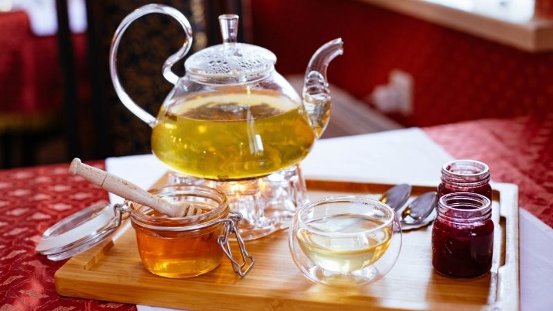 Bộ ấm trà tinh tế mang đến không gian thưởng trà thư thái và gắn kết tình cảm gia đình