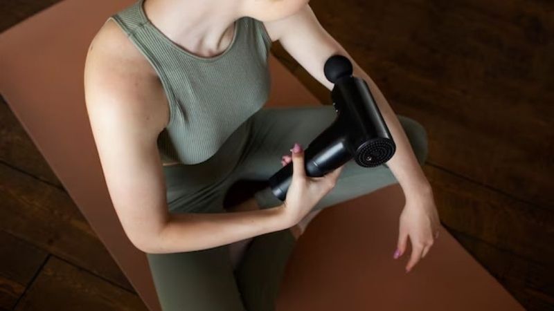 Thiết bị massage giúp phụ nữ trung niên thư giãn, giảm đau mỏi và chăm sóc sức khỏe
