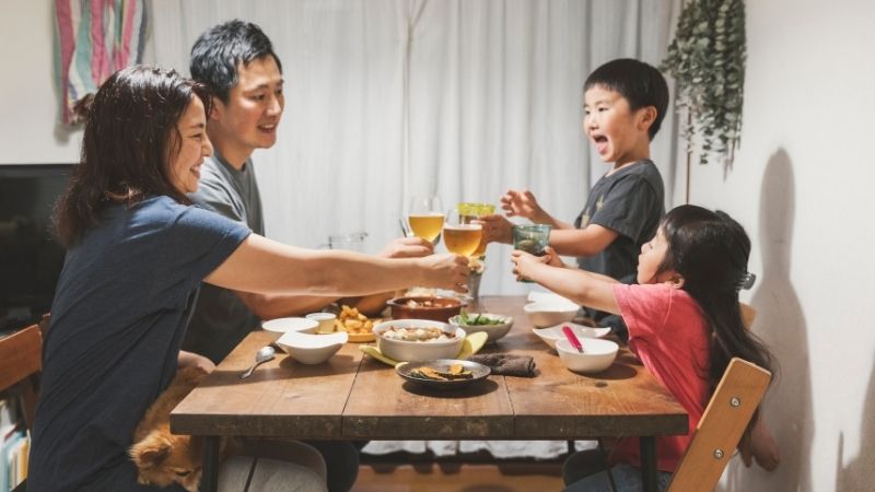 Một bữa ăn tối ấm cúng mang đến niềm vui, gắn kết yêu thương và tạo kỷ niệm đáng nhớ