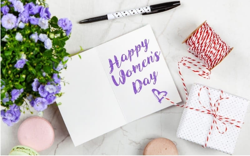 Các tấm thiệp nhiều màu sắc tượng trưng cho lòng biết ơn.