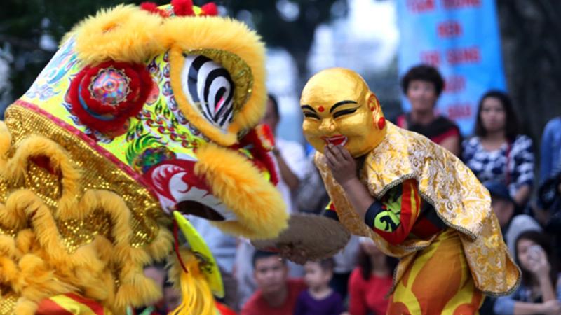 Tiếng trống lân và những bài hát đồng dao trên khắp các con phố Tiếng trống lân và những bài hát đồng dao trên khắp các con phố