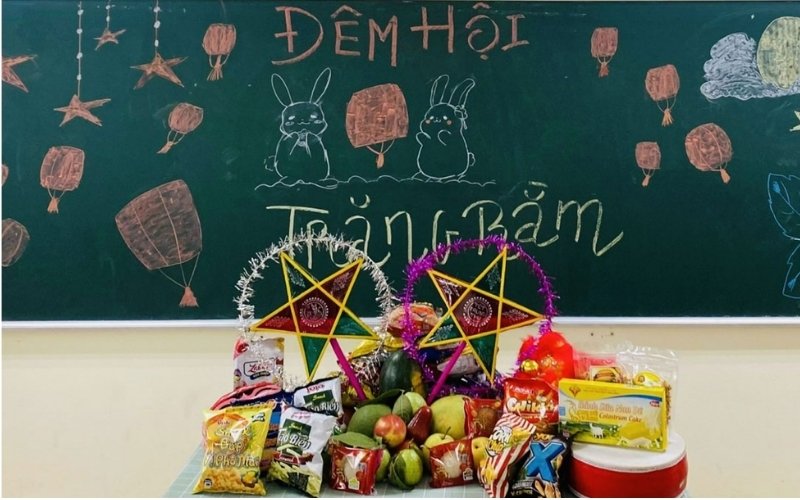 Đèn lồng rực rỡ nhiều kiểu dáng tạo điểm nhấn.