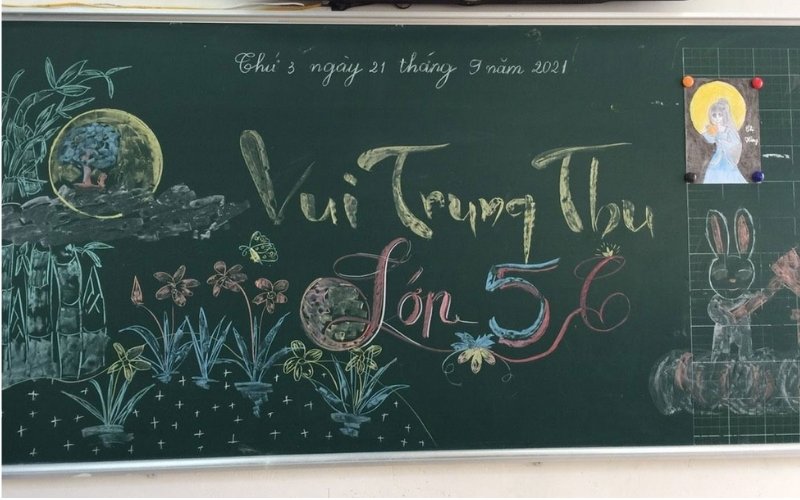 Bảng trang trí gọn gàng toát lên vẻ đẹp tinh tế.