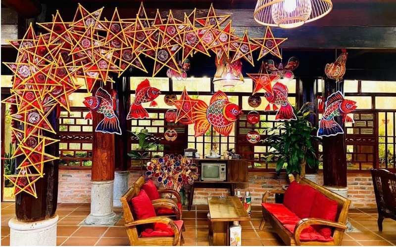 Không gian bừng sáng, tạo điểm nhấn cho mùa trăng.
