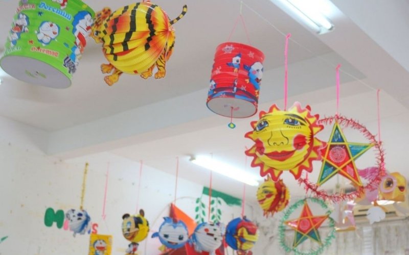 Phòng khách ấm áp hơn với các mẫu đèn lồng.