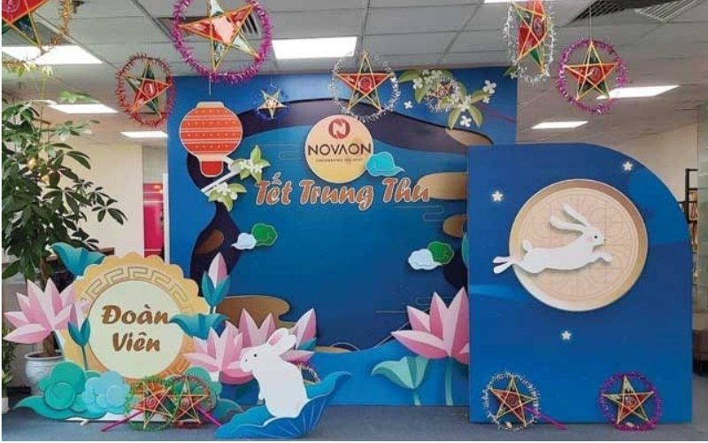 Sảnh công ty được decor rực rỡ, mang lại bầu không khí lễ hội tươi vui.