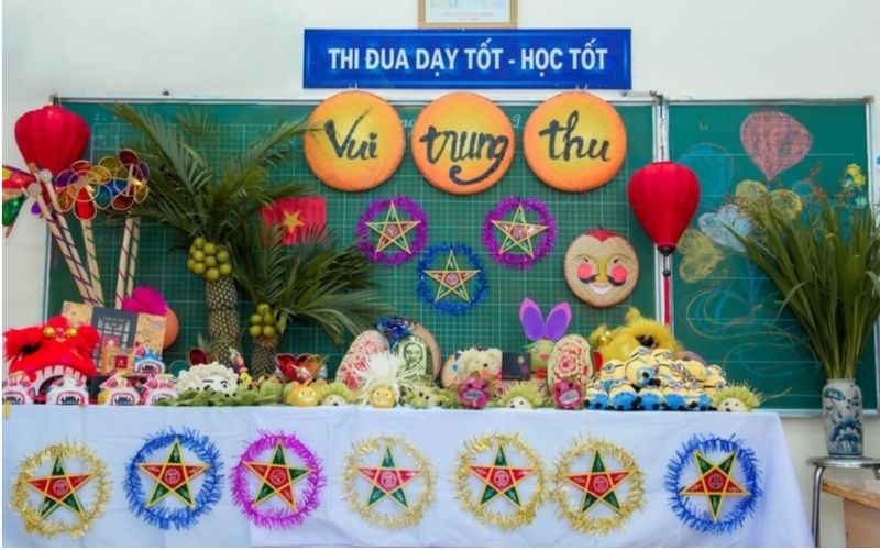 Góc bảng được sáng tạo hơn với tranh vẽ Trung thu sinh động.