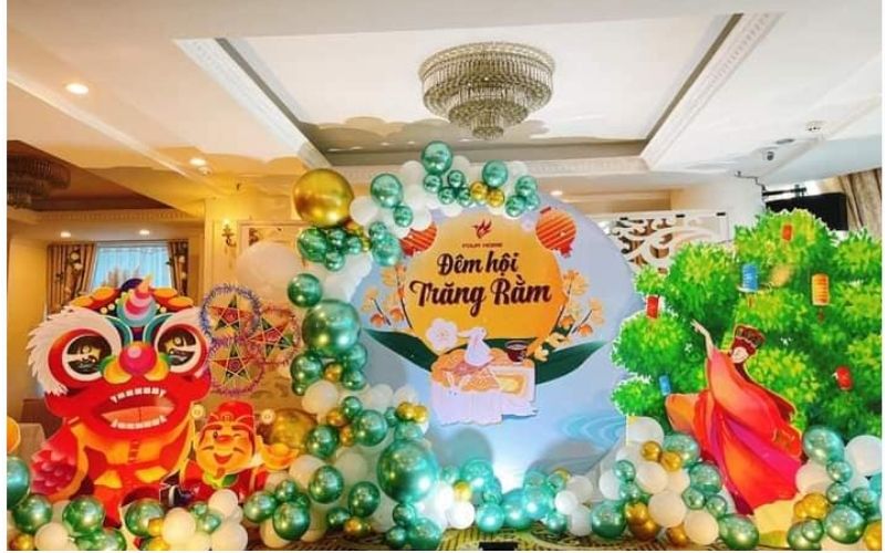 Sảnh công ty được decor rực rỡ, mang lại bầu không khí lễ hội tươi vui.
