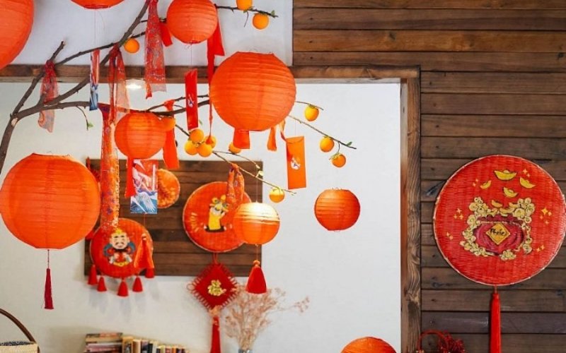Không gian căn hộ trở nên rực rỡ nhờ đèn lồng.