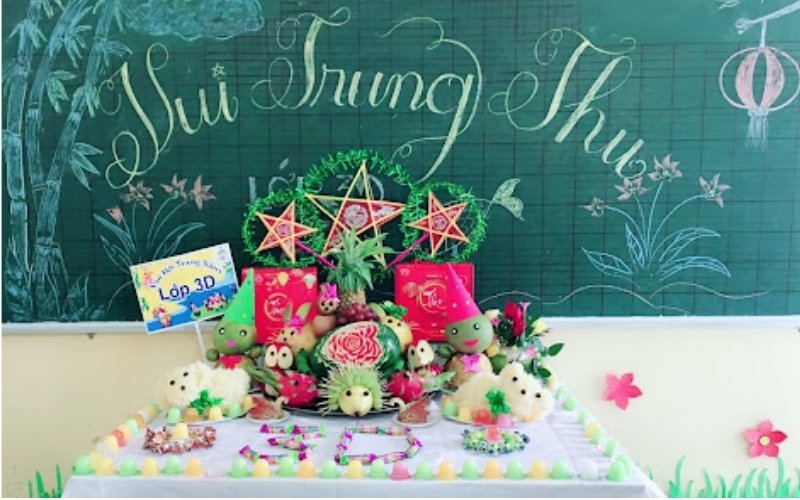 Tiểu cảnh mâm cỗ nhỏ giúp không khí lớp thêm sum vầy.