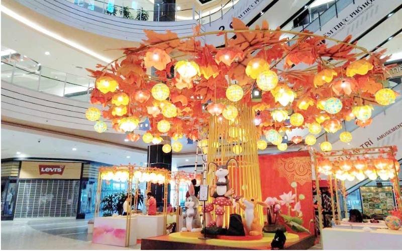 Sảnh công ty được decor rực rỡ, mang lại bầu không khí lễ hội tươi vui.