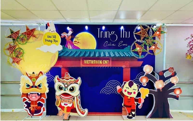 Không gian quán trở nên cuốn hút với ánh sáng ấm áp.