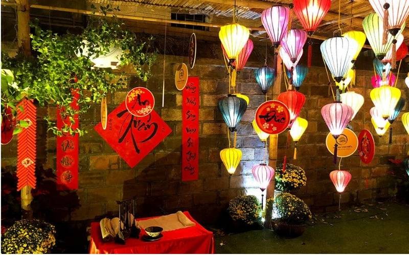 Không gian quán trở nên cuốn hút với ánh sáng ấm áp.