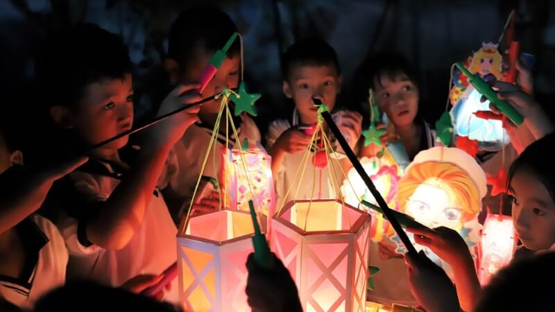 Ảnh bé vui Tết Trung thu trong trẻo, đáng yêu 3