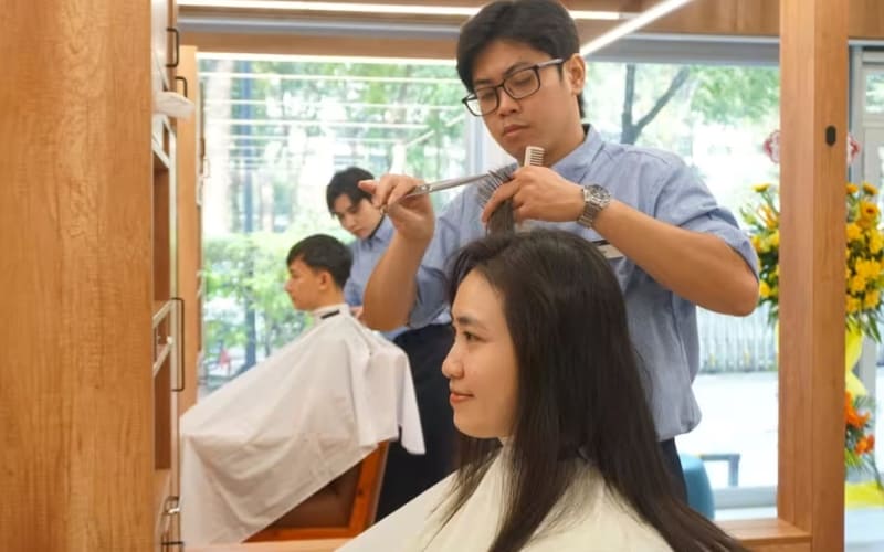 Phân tích ý nghĩa phong thủy để chọn thời điểm cắt tóc phù hợp.