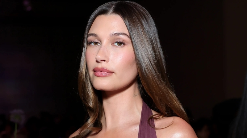 Hailey Bieber trong toasty makeup look