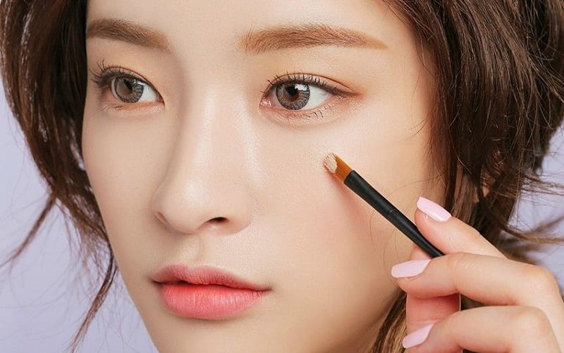 Kem che khuyết điểm giúp xóa mờ quầng thâm và mụn.
