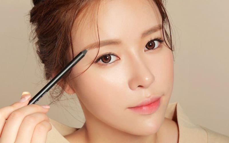 Trang điểm mắt giúp tạo ánh nhìn sâu và đầy cuốn hút.