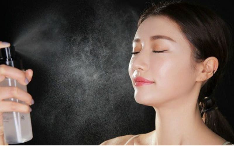 Xịt khóa makeup giúp giữ lớp nền bền màu suốt ngày dài.