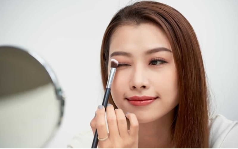 Trang điểm mắt giúp tạo ánh nhìn sâu và đầy cuốn hút.