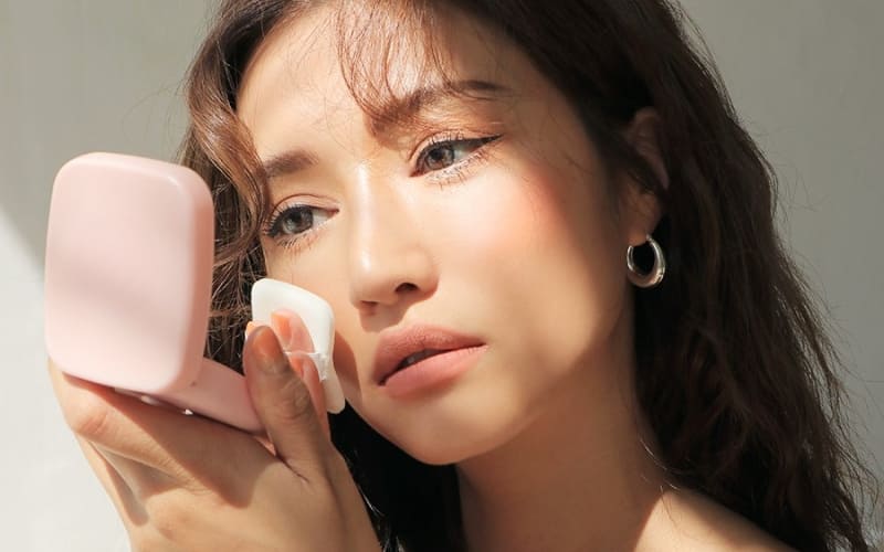 Phấn phủ giúp khóa nền, kiểm soát dầu và giữ da tươi tắn.