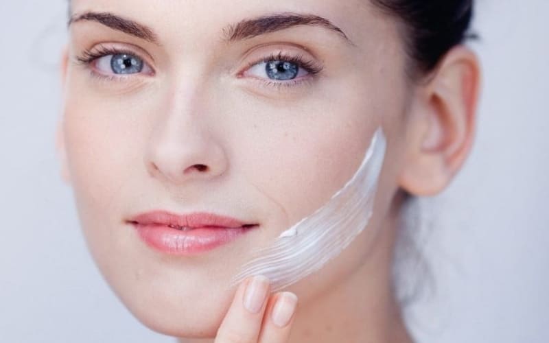 Kem lót giúp làm mịn da và giữ nền lâu trôi.