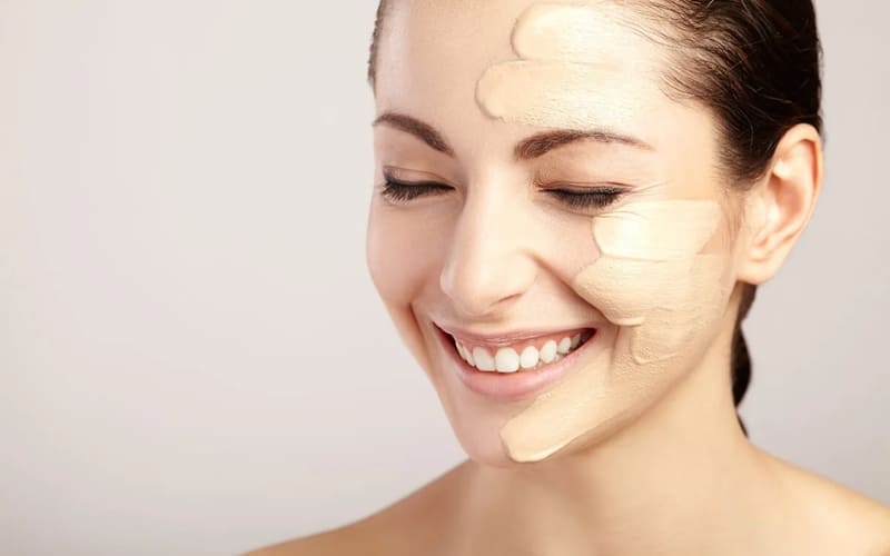 Kem nền giúp che phủ khuyết điểm và làm đều màu da.