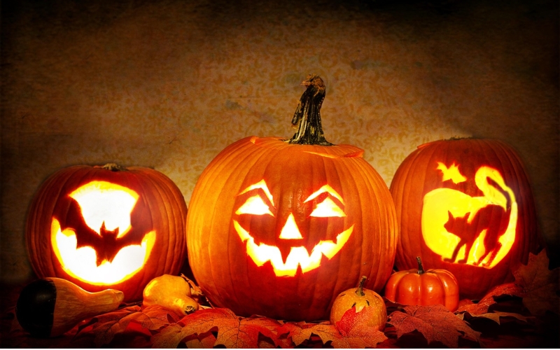 Jack-o’-lantern mang đến điểm nhấn quen thuộc mùa Halloween. Jack-o’-lantern mang đến điểm nhấn quen thuộc mùa Halloween.