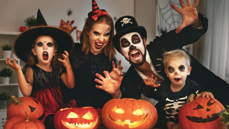 Hóa trang và đeo mặt nạ vào đêm Samhain