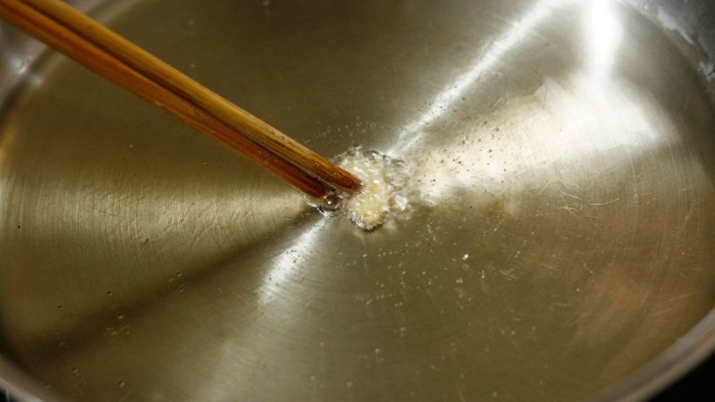 Dùng đũa để kiểm tra độ nóng của dầu