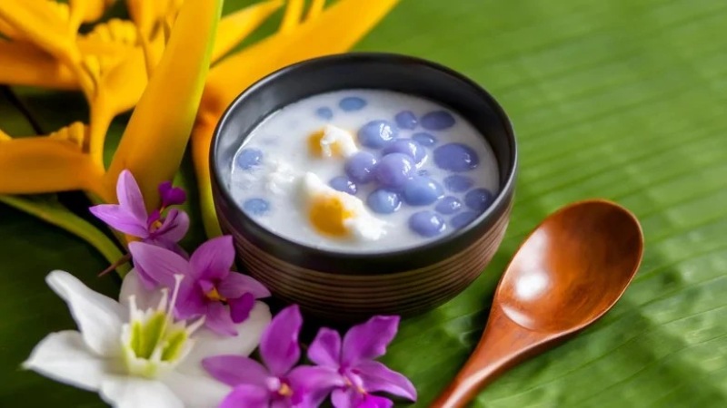 Người Thái thường ăn Bualoi kèm một quả trứng gà luộc lòng đào (khai wan)