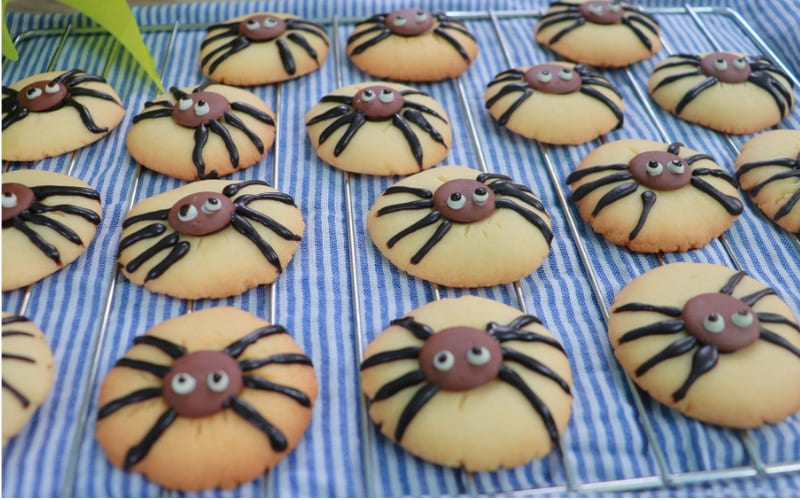 Gia đình cùng làm bánh sáng tạo món ngon Halloween thú vị.