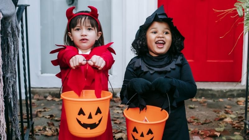 Chúc bạn Halloween này ngọt ngào như kẹo, ấm áp như tình bạn chúng ta