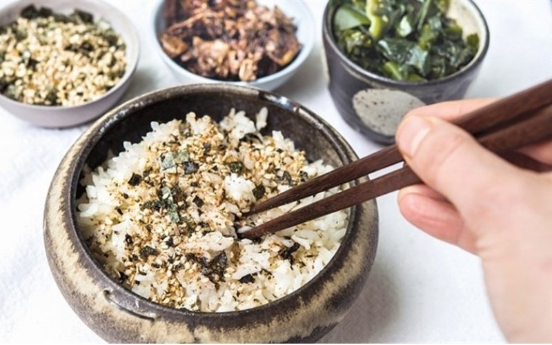 Sử dụng gia vị rắc cơm linh hoạt giúp món ăn thêm hấp dẫn, giàu dinh dưỡng và kích thích bé ăn ngon