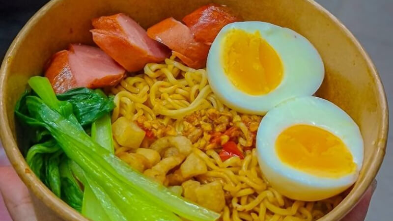 Mì Miliket trộn trứng lòng đào và xúc xích