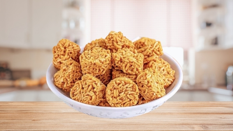 Đổ mì viên ra bát chia sẻ cùng bạn bè