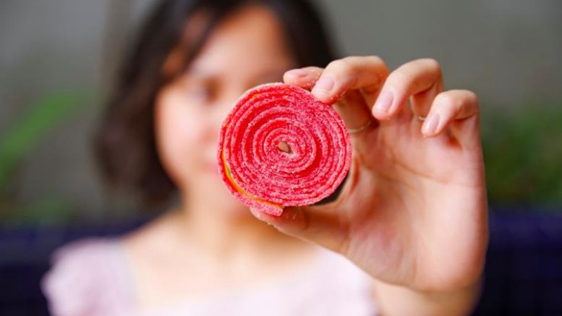 Cuộn kẹo thành hình bông hoa hồng