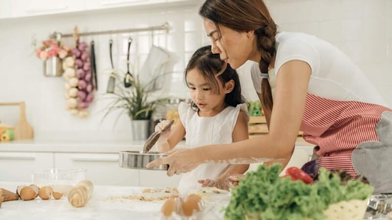 Cùng mẹ vào bếp hoặc rửa bát