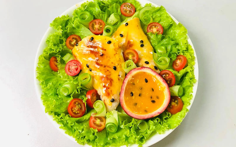 Món khai vị: Salad ức gà và táo xanh sốt chanh leo