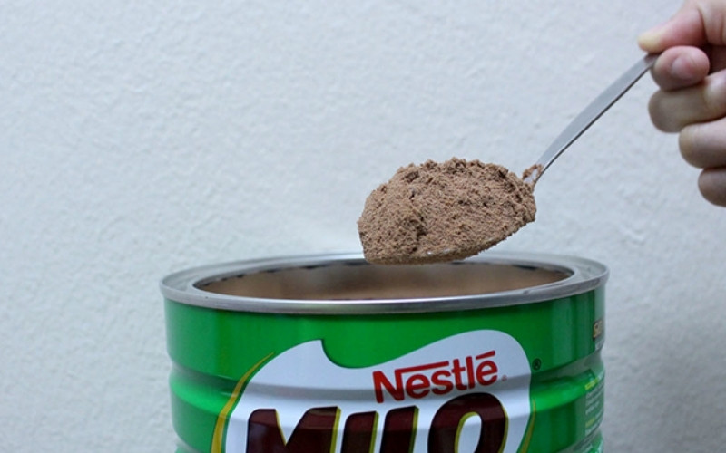 Milo và Ovaltine là bột cacao uống liền, giàu năng lượng và tiện dụng nhưng chứa ít cacao nguyên chất hơn