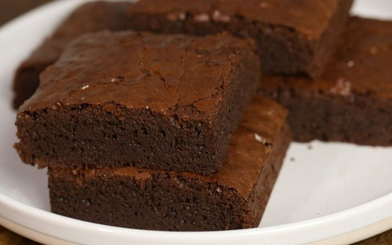 Bột cacao Dans giúp bánh Brownie giữ vị socola đậm đà, mềm mịn và thơm tự nhiên