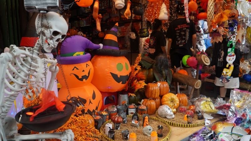 Set trang trí Halloween giúp bạn dễ dàng thực hiện